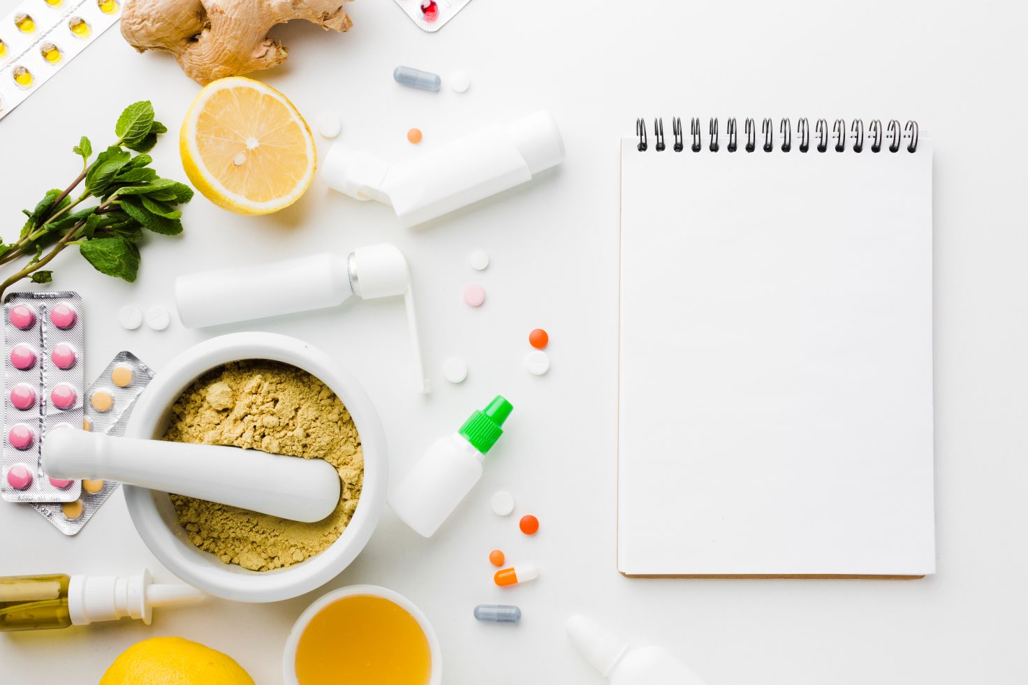 natural-treatment-pharmacy-pills-with-notepad